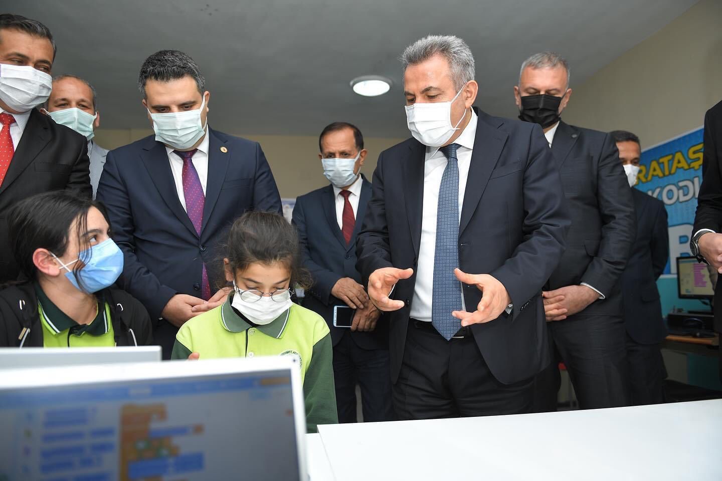 Vali Elban Karataş İlçesinde Robotik Kodlama Sınıflarının Açılışını Yaptı